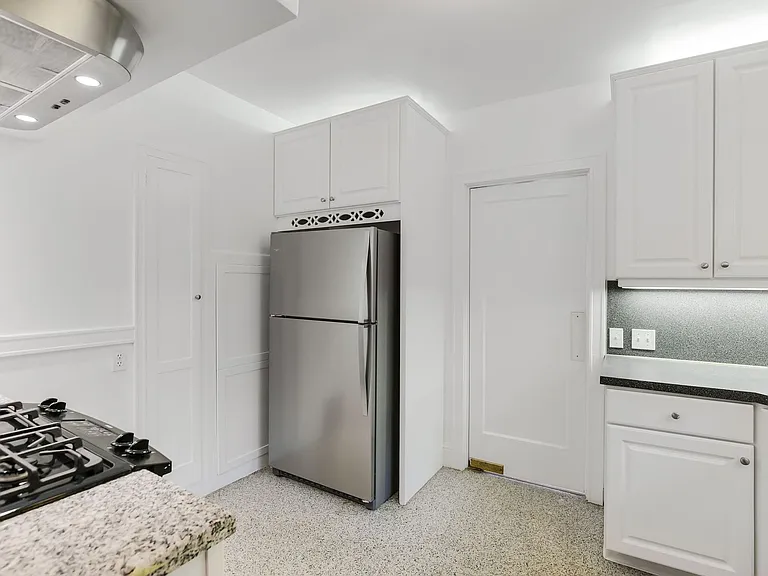 2042 SW Madison St — Photo 3