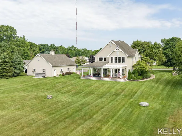 12409 Bayview Dr, Wayland, MI 49348