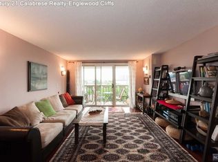 555 North Ave APT 8V, Fort Lee, NJ 07024