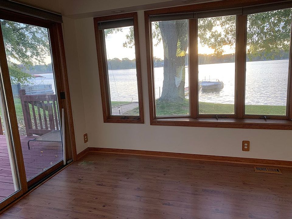 1st image of 556 Round Lake Dr
