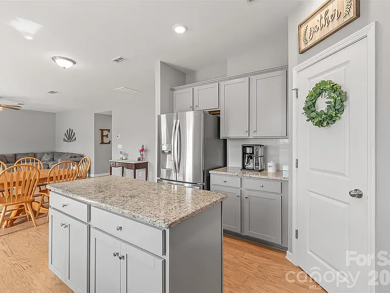 460 Caleb St — Photo 7
