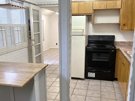 4th image of 2605 W Rose Lane #B101