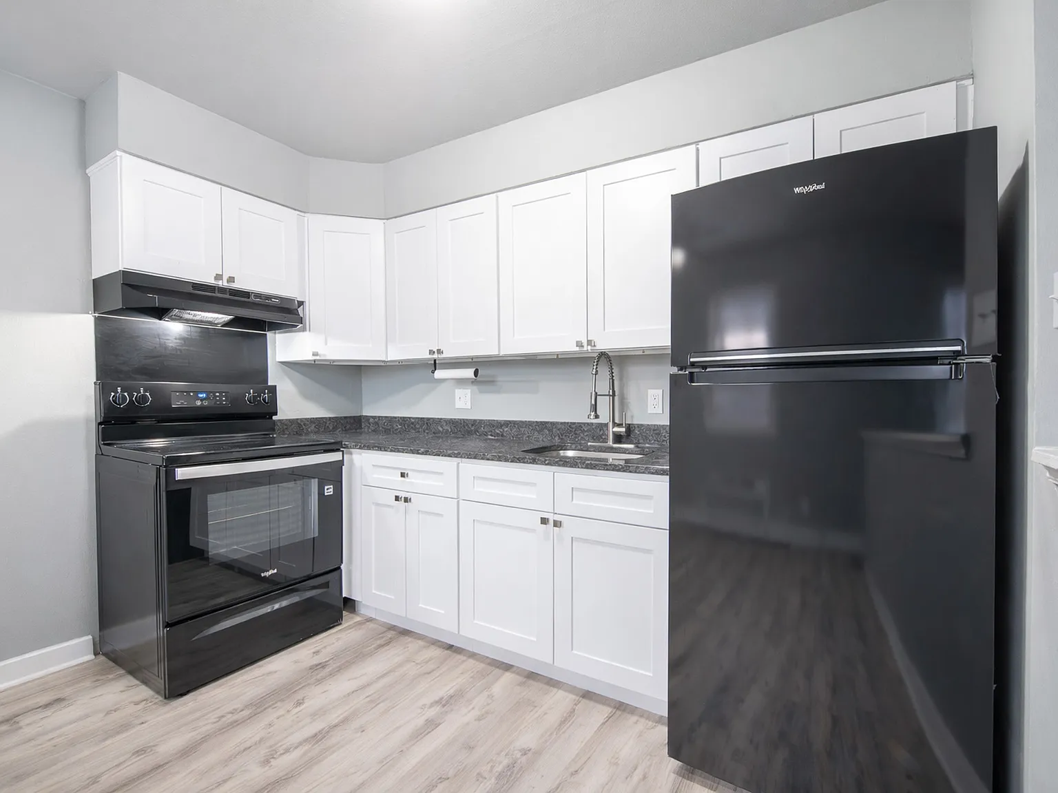 Applegate Apartments - 20 Fort Sumpter — Photo 1