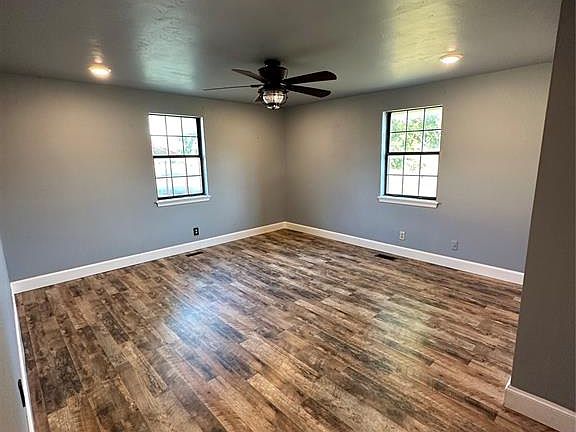 5th image of 605 E Broadway St