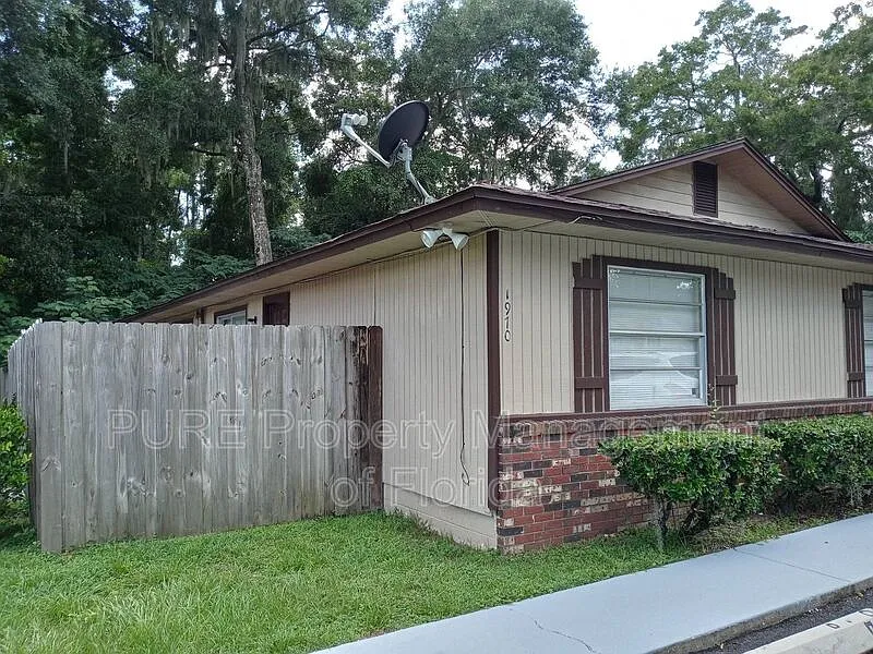 1970 SE 40th Street Rd #D