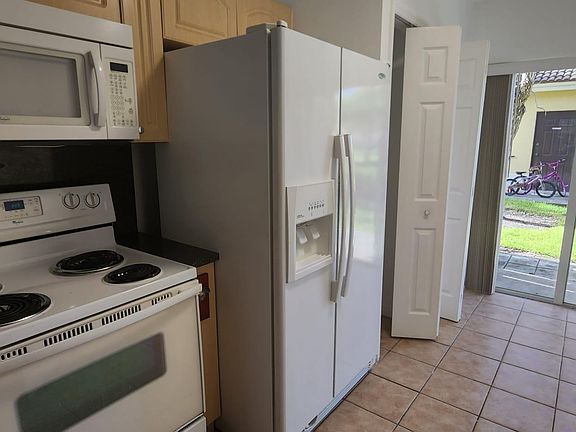 4th image of 3395 NE 9th St Unit 102