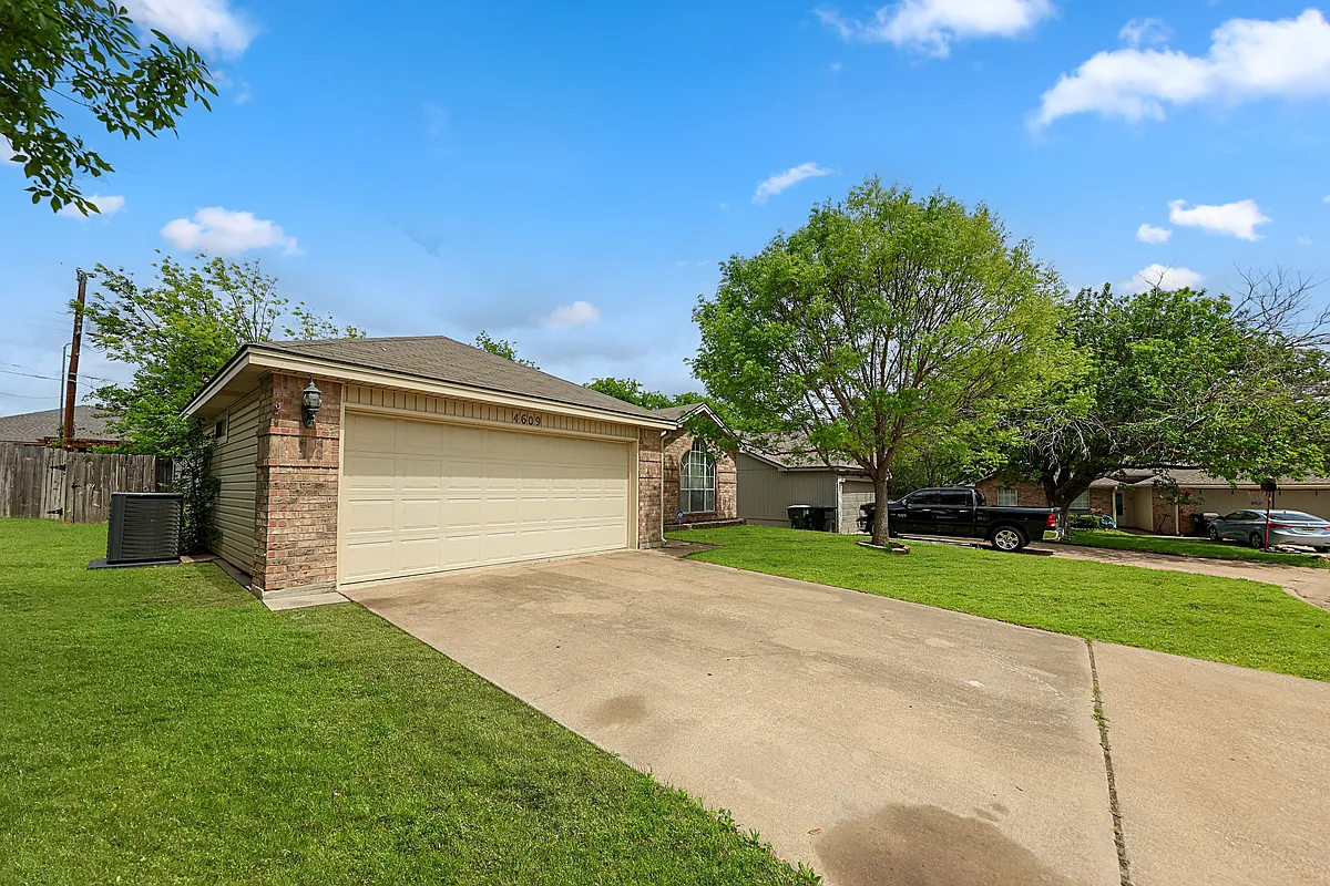Building Photo - 4609 High Pointe Dr