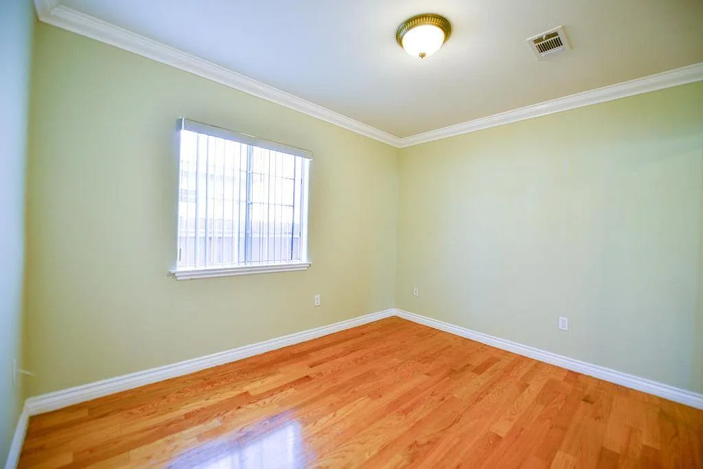 3 bed, 1200 sqft, $3,880 — Photo 1
