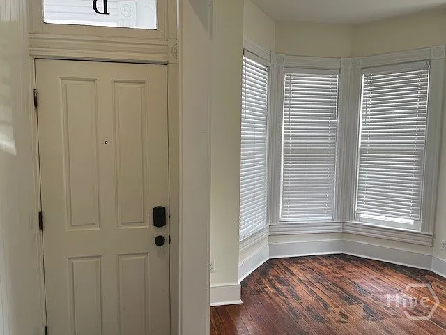 3 bed, 2.0 bath, 1000 sqft, $2,150 — Photo 2