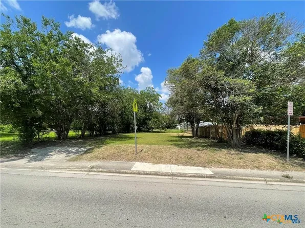 1006 N Guadalupe St, Seguin, TX 78155