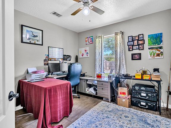 4th image of 2542 Edgewood Dr