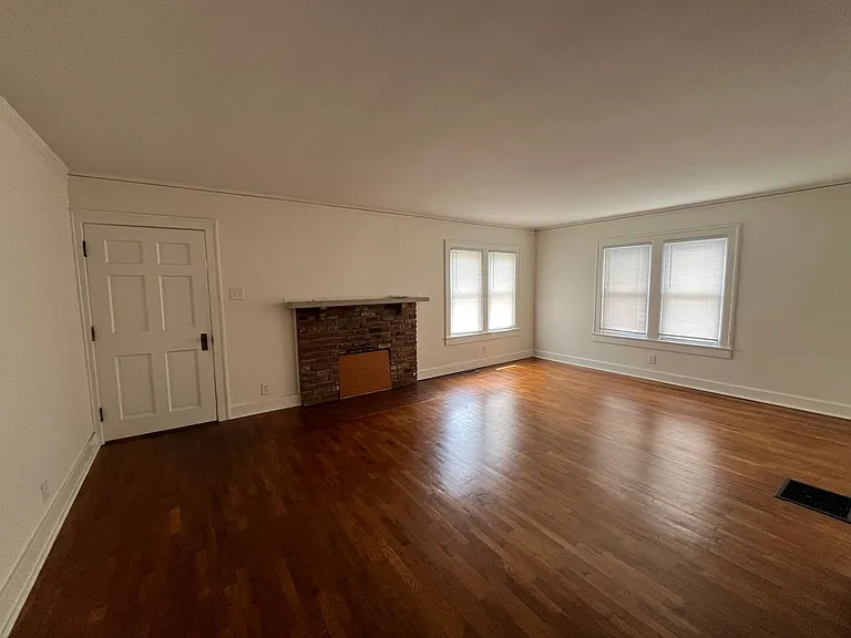 1005 E Wylie St — Photo 3