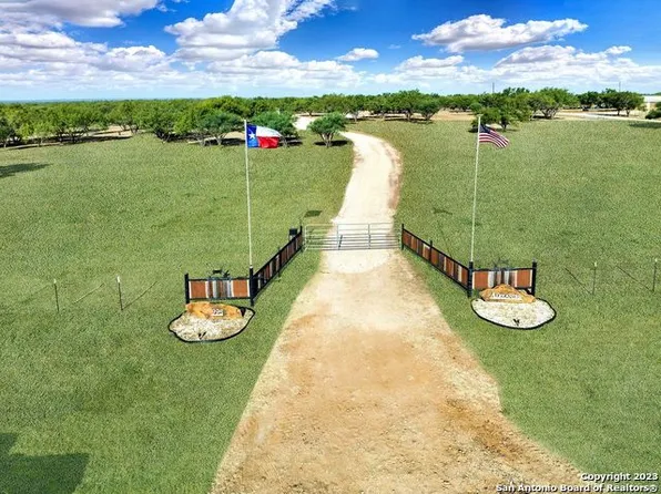 995 FM 3176, Devine, TX 78016