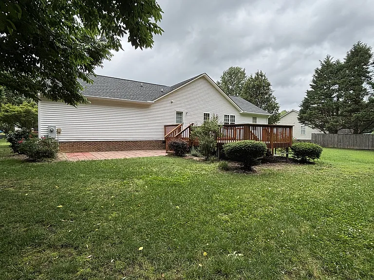 60 Stratford Dr — Photo 4