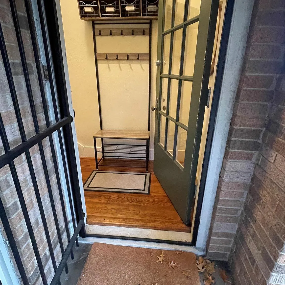 2 bed, 1.0 bath, 2490 sqft, $2,730 — Photo 2