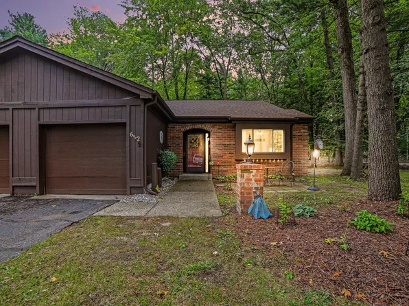 692 Pineway Dr, Norton Shores, MI 49441