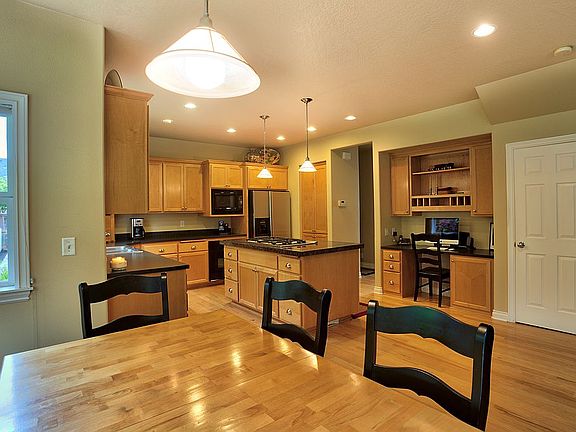 Open kitchen with nook