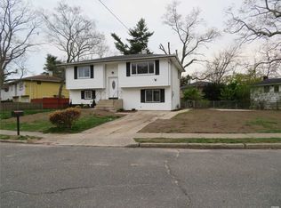 18 Santam Ct, Bay Shore, NY 11706