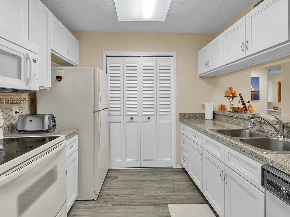 24 Plantation Dr #201