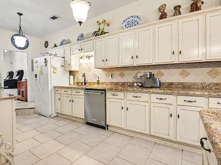 14140 Hillcrest Rd — Photo 8
