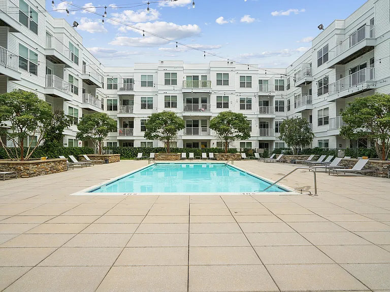 75 Tresser Blvd Apartments — Photo 37