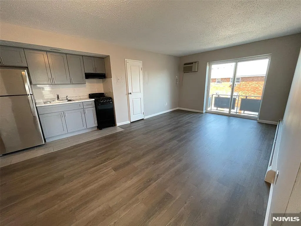 1 bed, 690 sqft, $1,975 — Photo 1