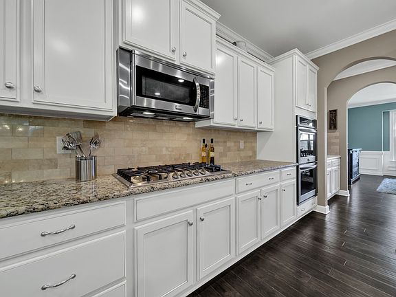 5th image of 574 Cornell Dr