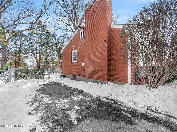 2nd image of 1724 Larkmoor Ln