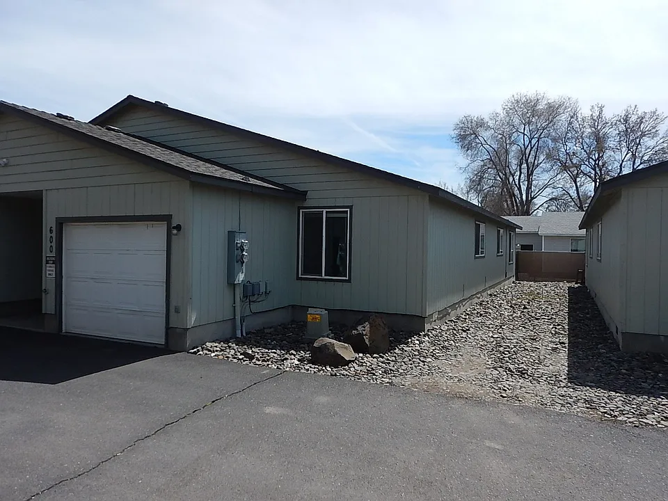 576-616 SE Main St