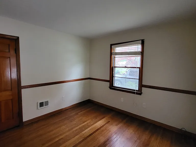 156 Doris St — Photo 13