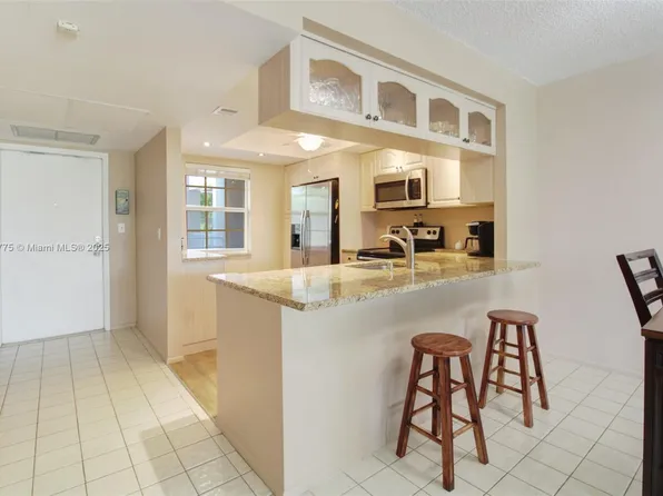 605 Oaks Dr APT 305, Pompano Beach, FL 33069