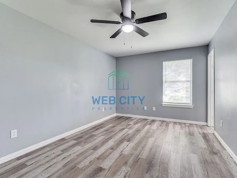 2525 Lyola St — Photo 7