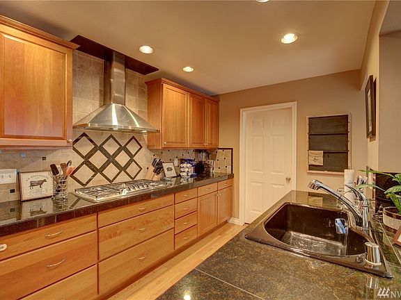 5th image of 20811 NE 25th St