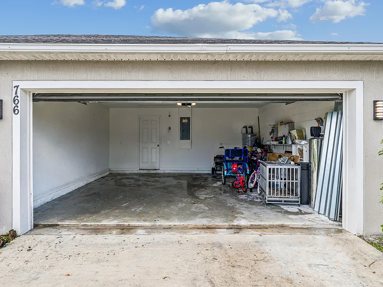 766 SE Academy Ln — Photo 4