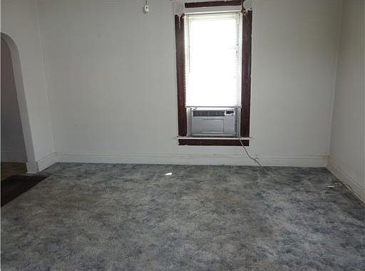 3rd image of 516 Young St