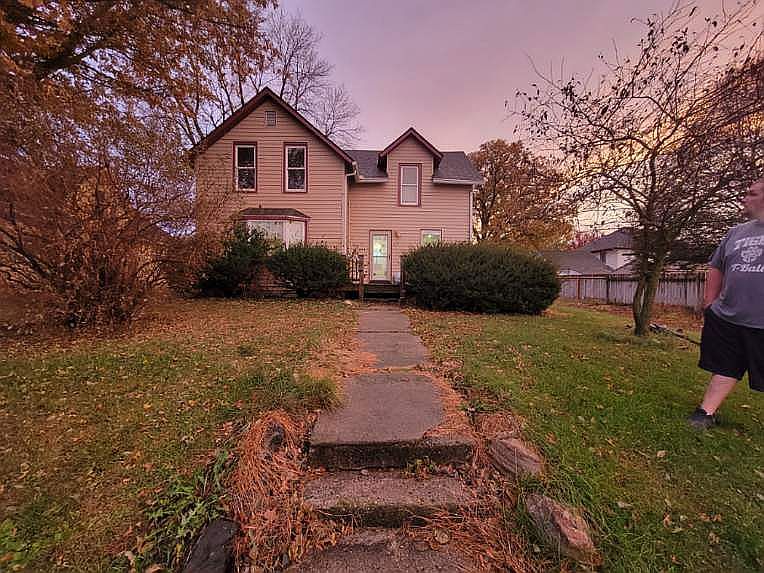2nd image of 612 10th St