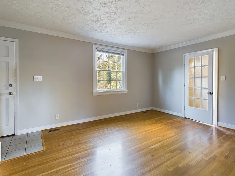2513 Libbie Ave — Photo 6