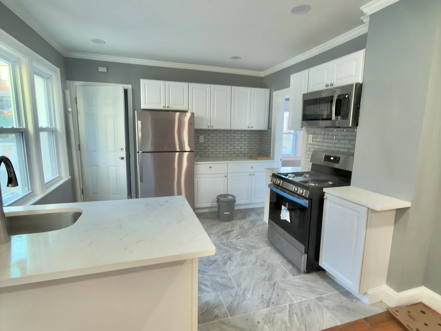 3 bed, 1000 sqft, $3,000 — Photo 1