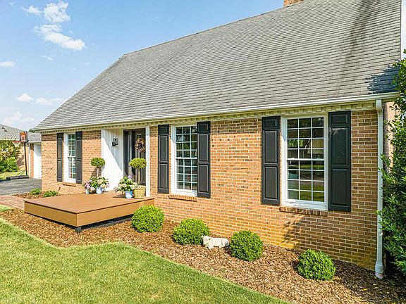 2nd image of 19370 Oakwood Dr