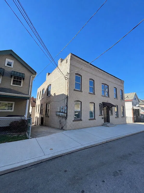3 bed, 1.0 bath, $950 — Photo 1