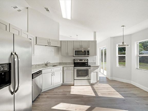 2nd image of 119 Pin Oak Pl