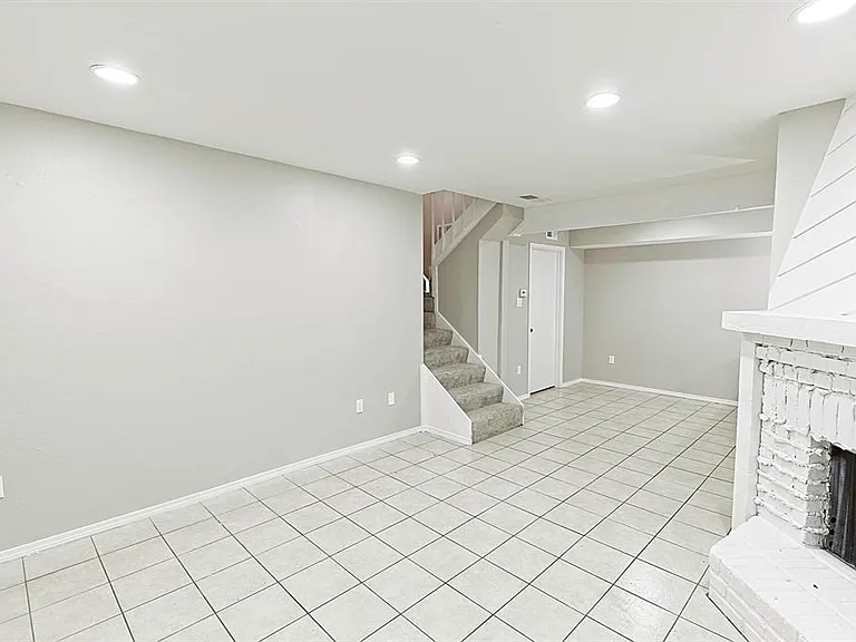 889 Dublin Dr #D — Photo 6