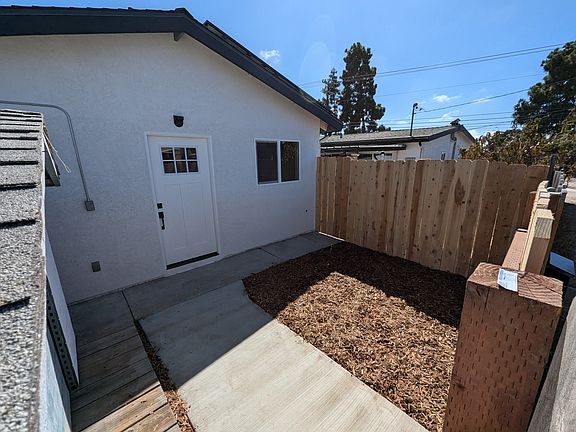 Completely enclosed, private front yard