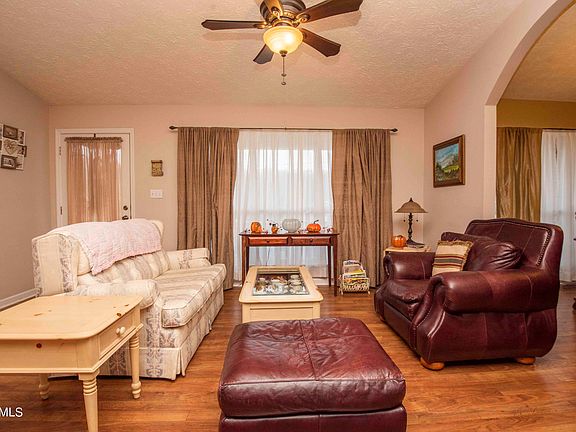 3rd image of 471 Casey Ln