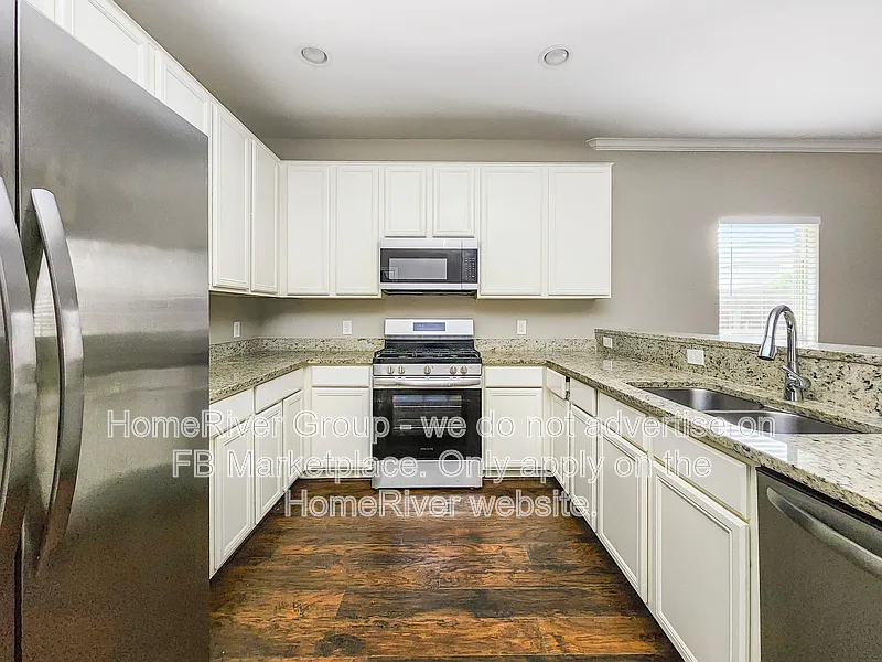 5 bed, 2.5 bath, 3156 sqft, $2,995 — Photo 3