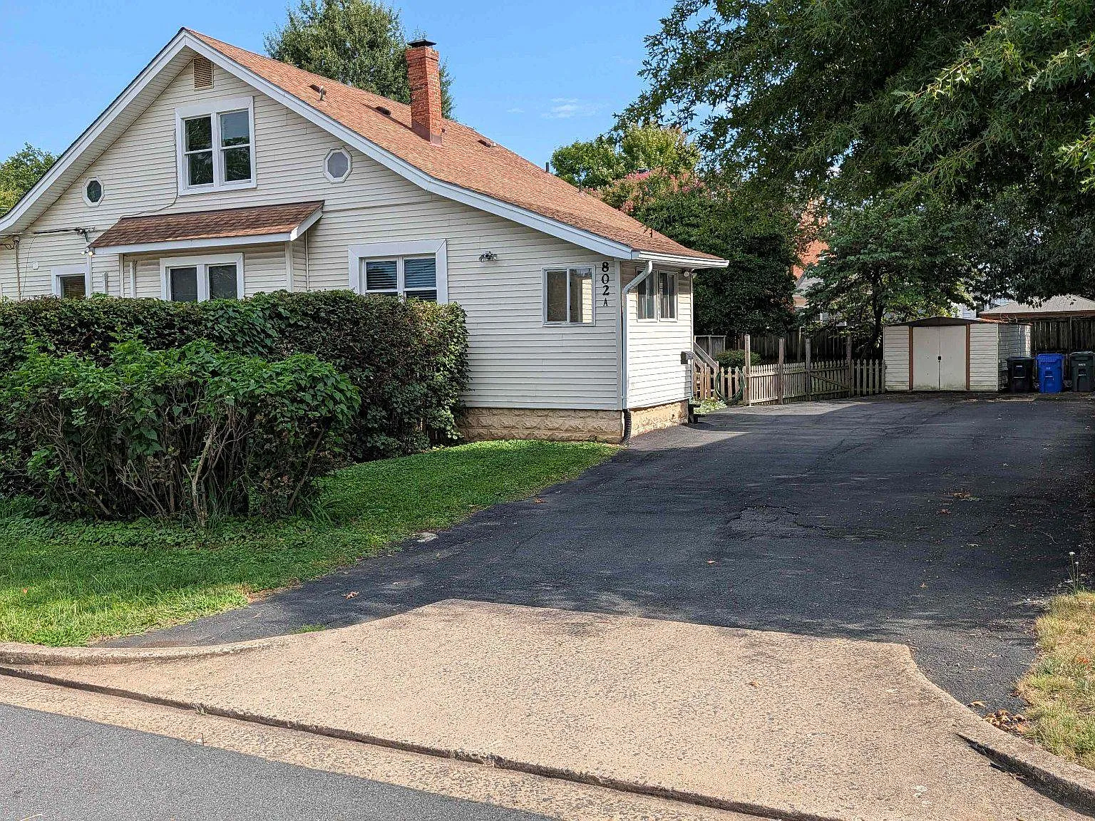 4 bed, 2.0 bath, 2600 sqft, $4,600 — Photo 2