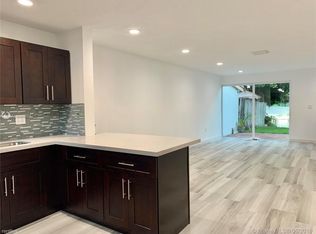 1725 W 72nd St, Hialeah, FL 33014
