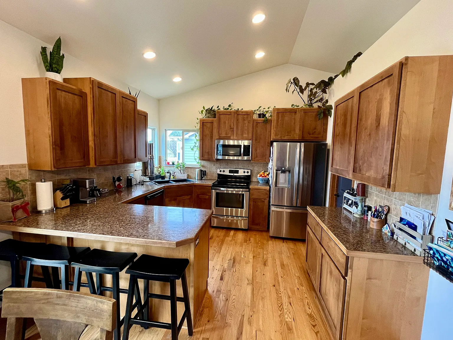 4 bed, 3200 sqft, $3,200 — Photo 2