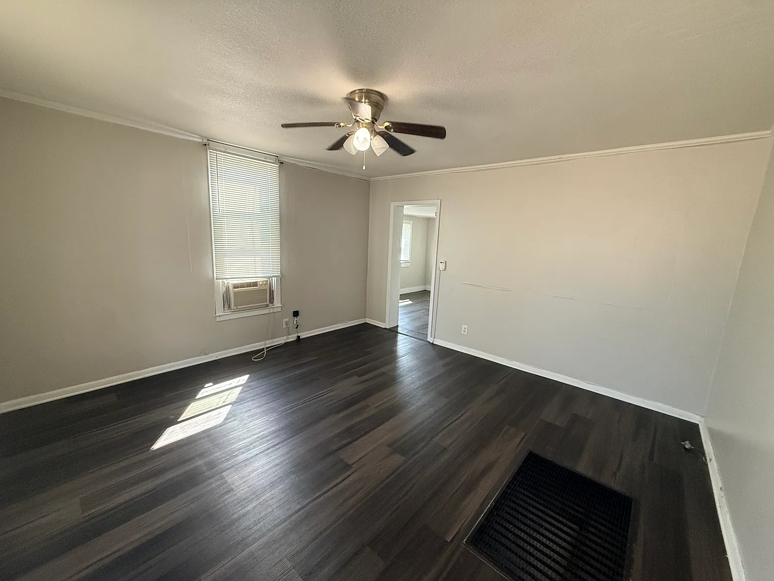 2 bed, 1.0 bath, 980 sqft, $825 — Photo 2