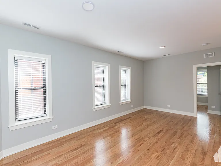 522 W Cornelia Ave — Photo 2